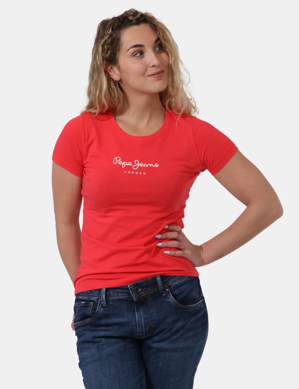T-shirt Pepe Jeans Rosso - T-shirt classica su base rosso con piccola stampa logo brand bianca. La vestibilità è morbida e r