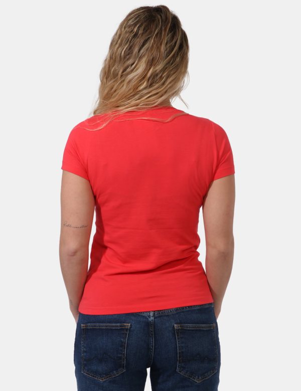T-shirt Pepe Jeans Rosso - T-shirt classica su base rosso con piccola stampa logo brand bianca. La vestibilità è morbida e r