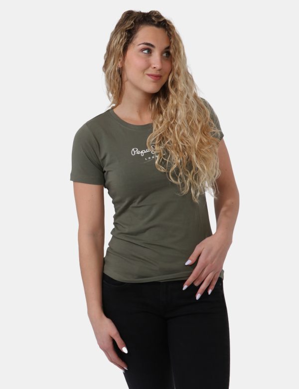 T-shirt Pepe Jeans Verde - T-shirt classica su base verde militare con piccola stampa logo brand bianca. La vestibilità è mo