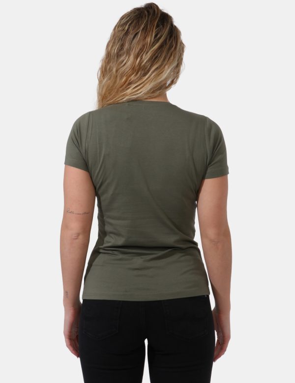 T-shirt Pepe Jeans Verde - T-shirt classica su base verde militare con piccola stampa logo brand bianca. La vestibilità è mo