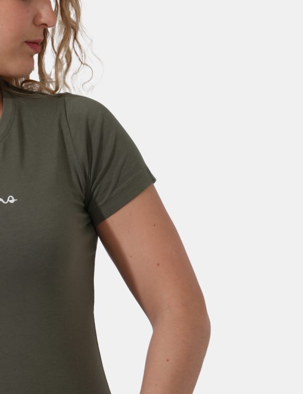 T-shirt Pepe Jeans Verde - T-shirt classica su base verde militare con piccola stampa logo brand bianca. La vestibilità è mo