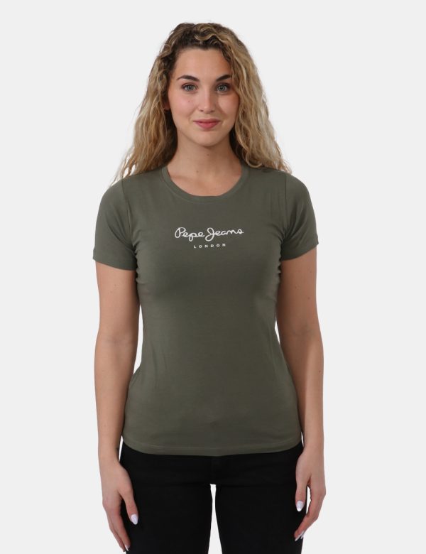 T-shirt Pepe Jeans Verde - T-shirt classica su base verde militare con piccola stampa logo brand bianca. La vestibilità è mo