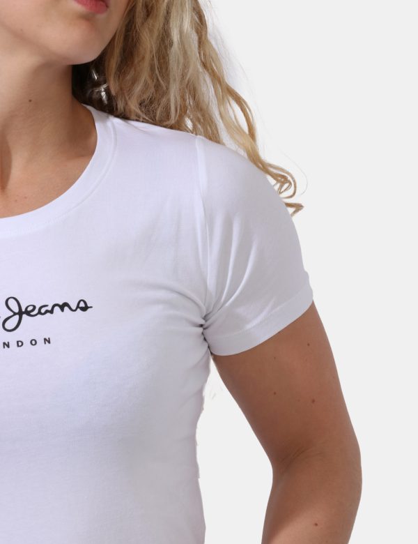 T-shirt Pepe Jeans Bianco - T-shirt classica su base bianca con piccola stampa logo brand nera. La vestibilità è morbida e r