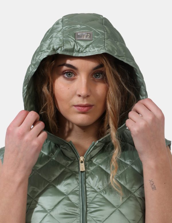 Piumino Yes Zee Verde - Piumino lungo smanicato con cappuccio in total verde militare. Presenti tasche a taglio trasversale