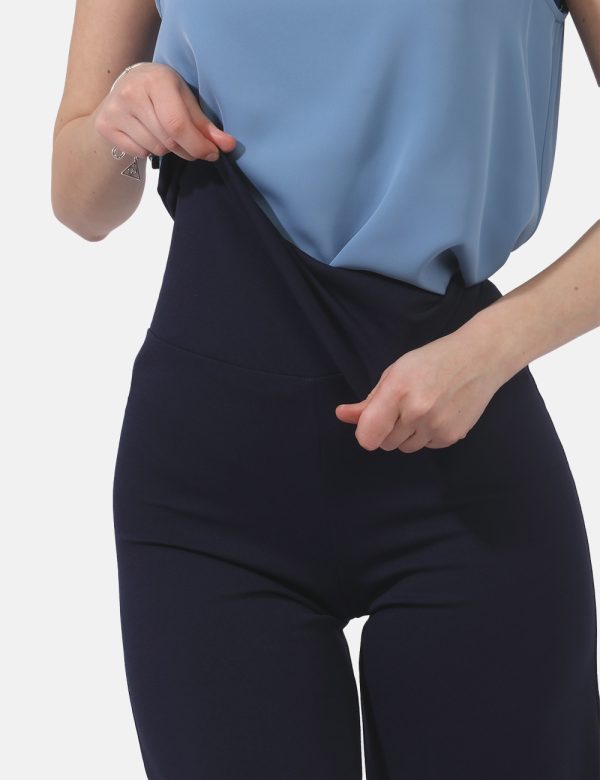 Pantaloni Vougue Blu - Pantaloni larghi in total blu navy a vita alta e con risvolto. La vestibilità è morbida e regolabile