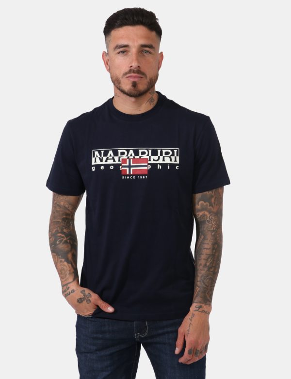 T-shirt Napapijri Blu - Casual t-shirt su base blu navy con stampa logo brand sul fronte. La vestibilità è morbida e regolar