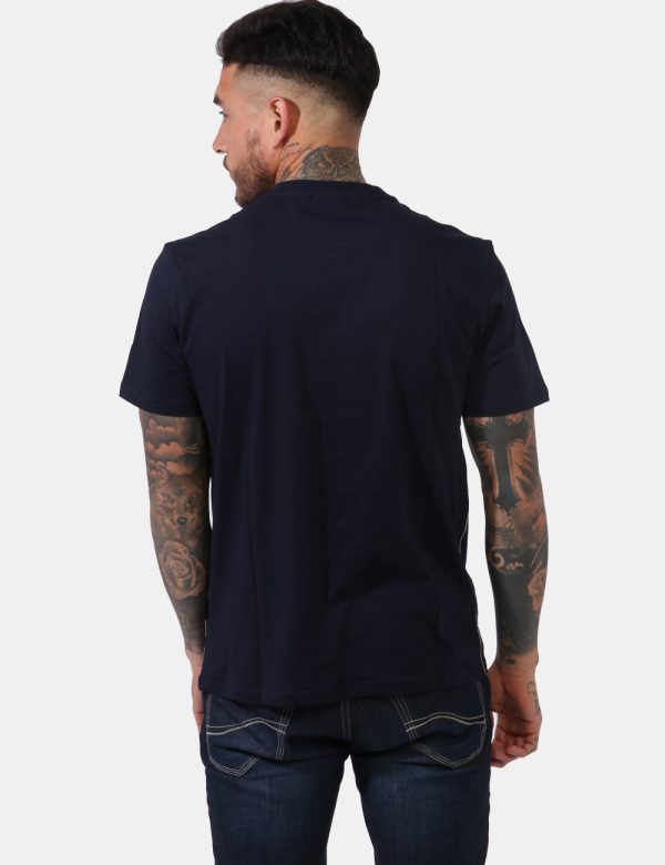 T-shirt Napapijri Blu - Casual t-shirt su base blu navy con stampa logo brand sul fronte. La vestibilità è morbida e regolar