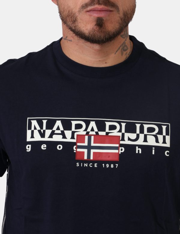 T-shirt Napapijri Blu - Casual t-shirt su base blu navy con stampa logo brand sul fronte. La vestibilità è morbida e regolar