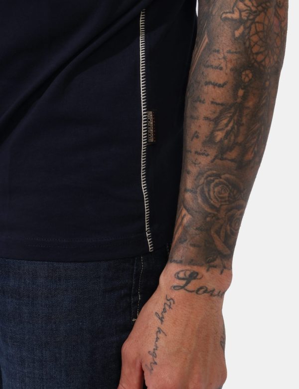 T-shirt Napapijri Blu - Casual t-shirt su base blu navy con stampa logo brand sul fronte. La vestibilità è morbida e regolar