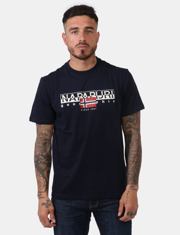 T-shirt Napapijri Blu - Casual t-shirt su base blu navy con stampa logo brand sul fronte. La vestibilità è morbida e regolar