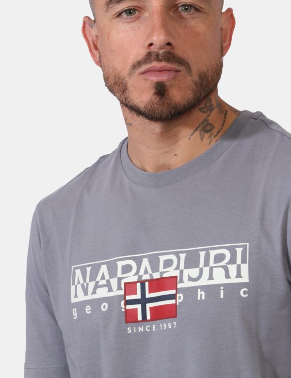 T-shirt Napapijri Grigio - Casual t-shirt su base grigio chiaro con stampa logo brand sul fronte. La vestibilità è morbida e