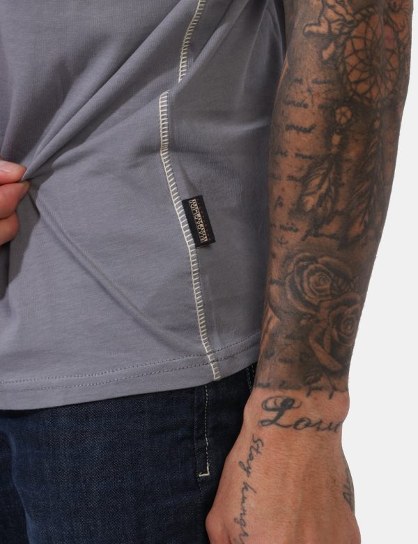 T-shirt Napapijri Grigio - Casual t-shirt su base grigio chiaro con stampa logo brand sul fronte. La vestibilità è morbida e