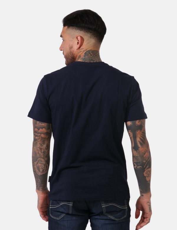 T-shirt Napapijri Blu - Casual t-shirt su base blu navy con stampa logo brand ad altezza cuore. La vestibilità è morbida e r