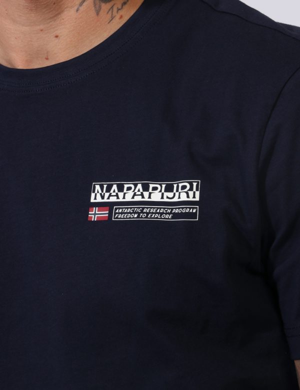 T-shirt Napapijri Blu - Casual t-shirt su base blu navy con stampa logo brand ad altezza cuore. La vestibilità è morbida e r
