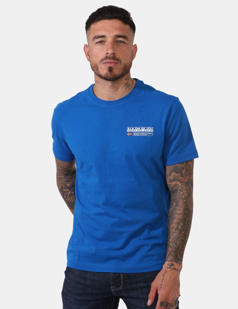T-shirt Napapijri Blu - Casual t-shirt su base blu elettrico con stampa logo brand ad altezza cuore. La vestibilità è morbid