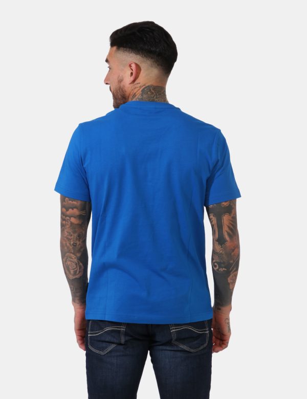 T-shirt Napapijri Blu - Casual t-shirt su base blu elettrico con stampa logo brand ad altezza cuore. La vestibilità è morbid