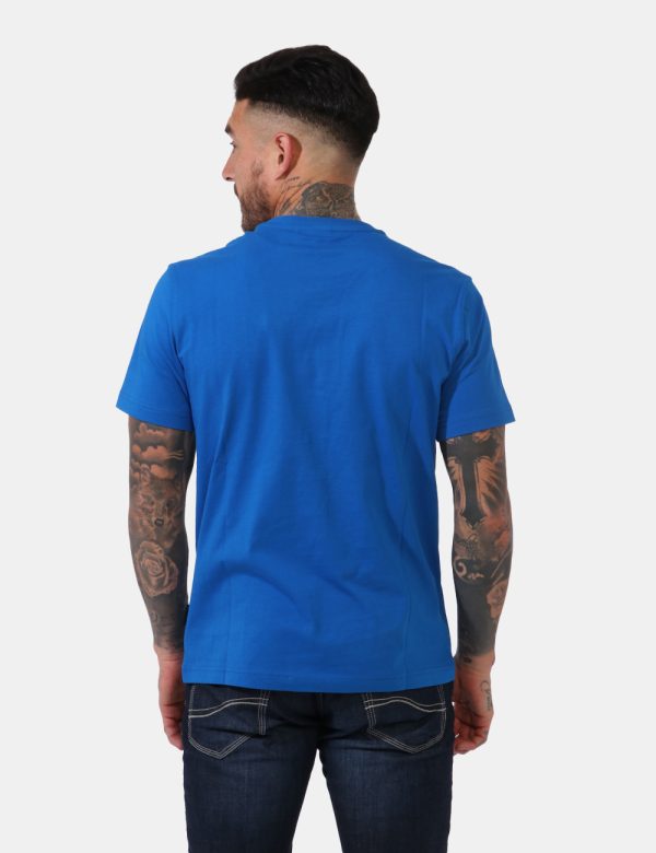 T-shirt Napapijri Blu - Casual t-shirt su base blu elettrico con stampa logo brand ad altezza cuore. La vestibilità è morbid
