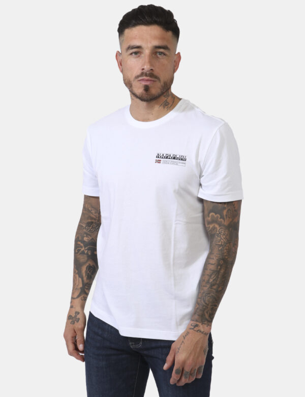 T-shirt Napapijri Bianco - Casual t-shirt su base bianca con stampa logo brand ad altezza cuore. La vestibilità è morbida e