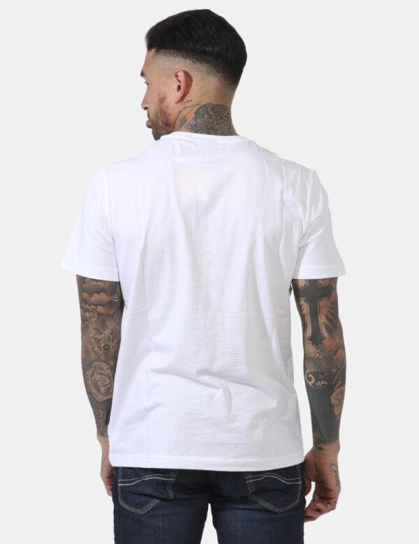 T-shirt Napapijri Bianco - Casual t-shirt su base bianca con stampa logo brand ad altezza cuore. La vestibilità è morbida e