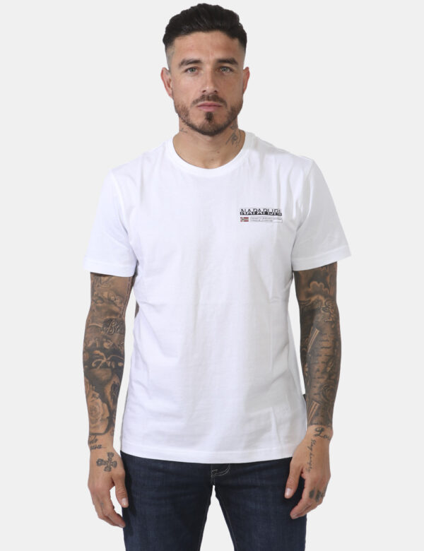 T-shirt Napapijri Bianco - Casual t-shirt su base bianca con stampa logo brand ad altezza cuore. La vestibilità è morbida e