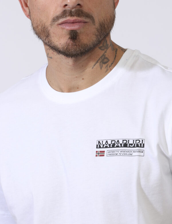 T-shirt Napapijri Bianco - Casual t-shirt su base bianca con stampa logo brand ad altezza cuore. La vestibilità è morbida e