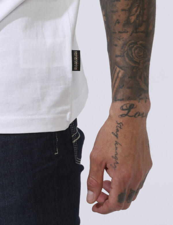T-shirt Napapijri Bianco - Casual t-shirt su base bianca con stampa logo brand ad altezza cuore. La vestibilità è morbida e