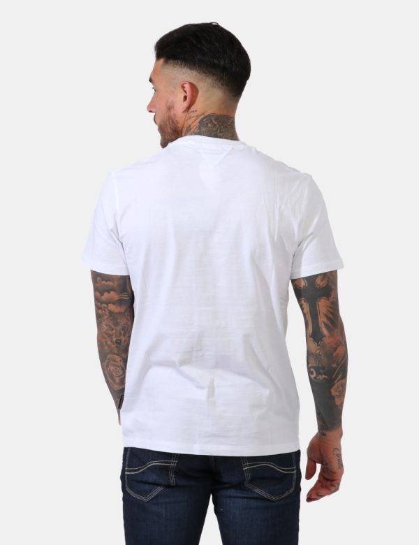 T-shirt Napapijri Bianco - Casual t-shirt su base bianca con stampa logo brand in blu, nero e rosso. La vestibilità è morbid