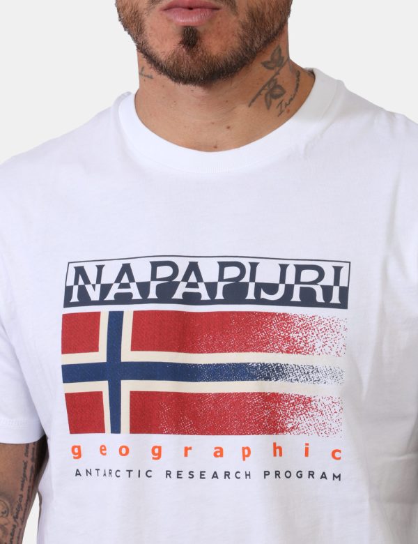 T-shirt Napapijri Bianco - Casual t-shirt su base bianca con stampa logo brand in blu, nero e rosso. La vestibilità è morbid