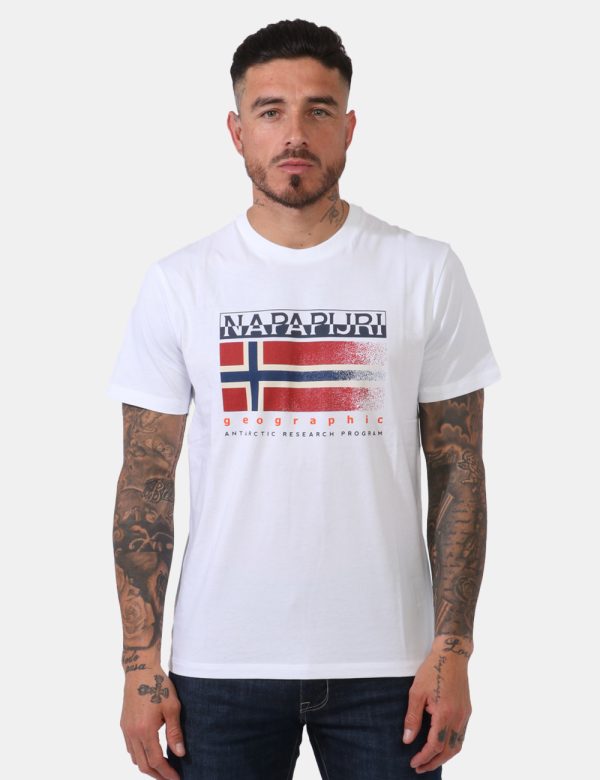 T-shirt Napapijri Bianco - Casual t-shirt su base bianca con stampa logo brand in blu, nero e rosso. La vestibilità è morbid