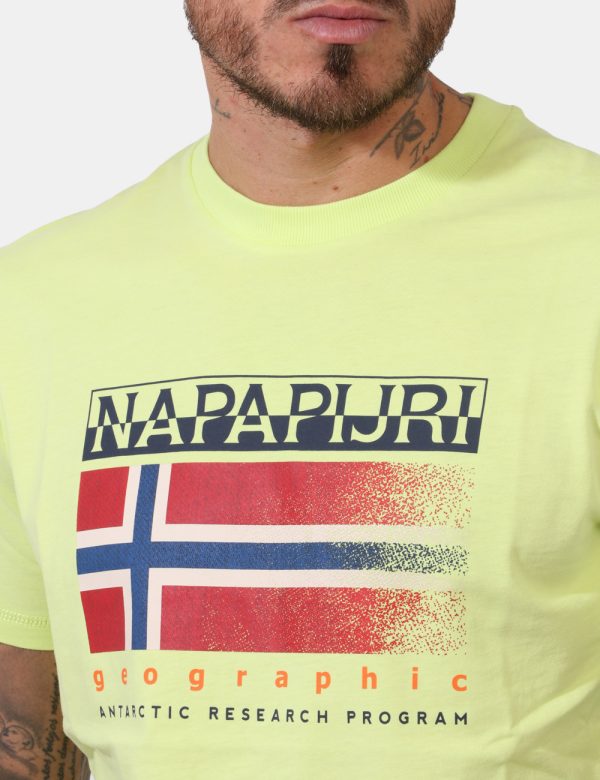 T-shirt Napapijri Giallo - Casual t-shirt su base giallo fluo con stampa logo brand in blu, nero e rosso. La vestibilità è m