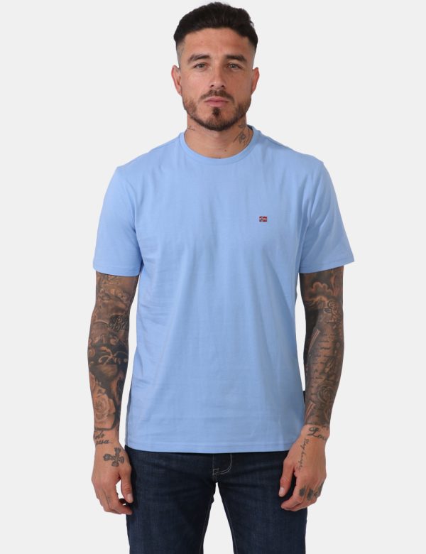 T-shirt Napapijri Azzurro - Casual t-shirt su base azzurro chiaro con piccola stampa logo brand ad altezza cuore. La vestibi