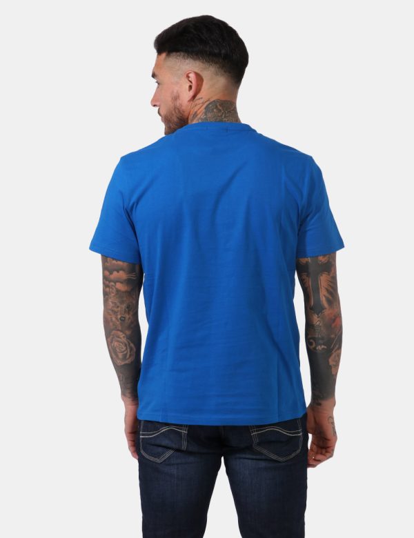 T-shirt Napapijri Blu - Casual t-shirt su base blu elettrico con piccola stampa logo brand ad altezza cuore. La vestibilità