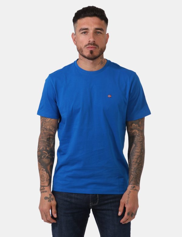 T-shirt Napapijri Blu - Casual t-shirt su base blu elettrico con piccola stampa logo brand ad altezza cuore. La vestibilità