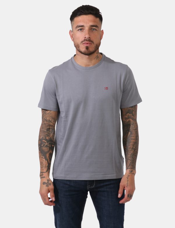 T-shirt Napapijri Grigio - Casual t-shirt su base grigio con piccola stampa logo brand ad altezza cuore. La vestibilità è mo