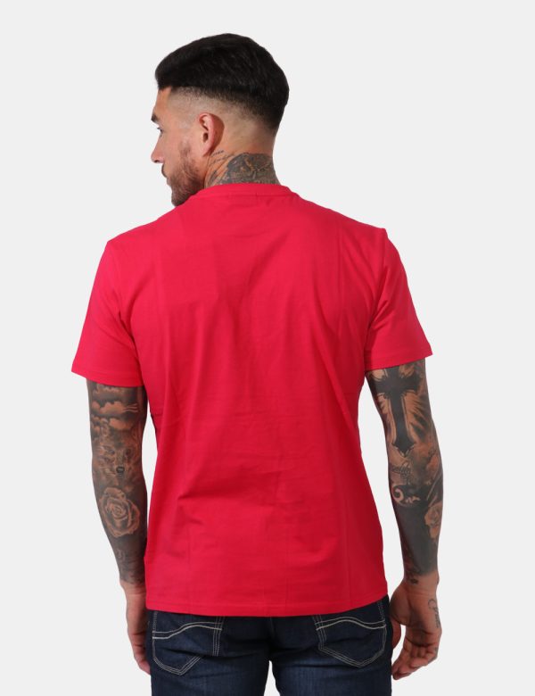 T-shirt Napapijri Rosso - Casual t-shirt su base rosso con piccola stampa logo brand ad altezza cuore. La vestibilità è morb