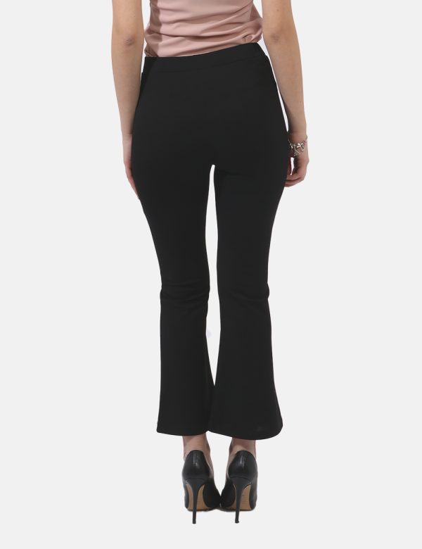 Pantaloni Vougue Nero - Pantaloni eleganti a zampa in total nero. La vestibilità è morbida e regolabile grazie ad elastico i