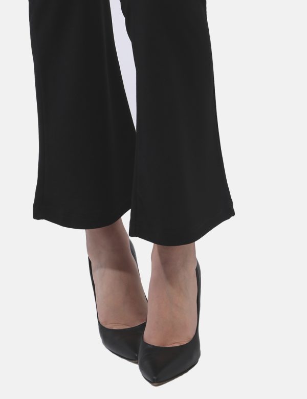 Pantaloni Vougue Nero - Pantaloni eleganti a zampa in total nero. La vestibilità è morbida e regolabile grazie ad elastico i