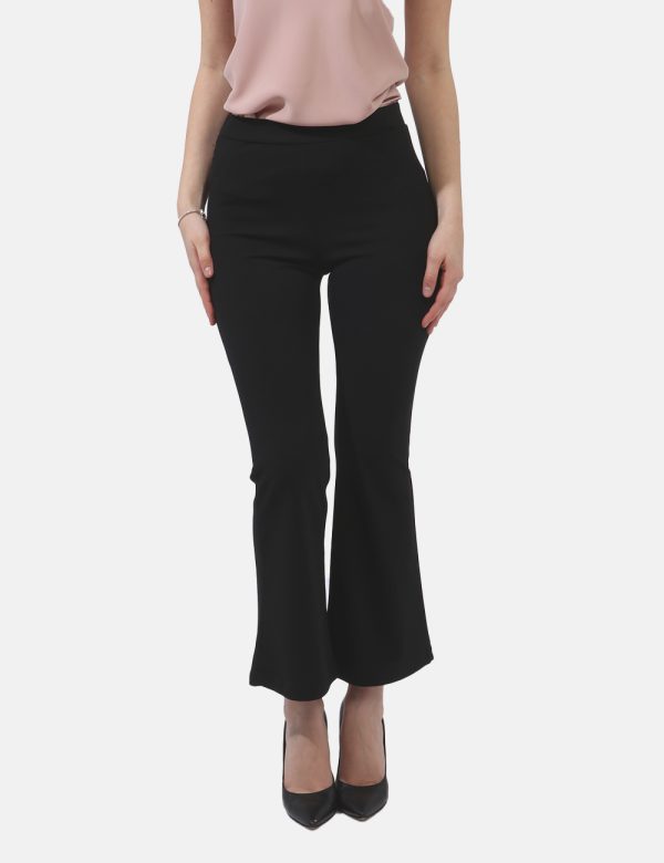 Pantaloni Vougue Nero - Pantaloni eleganti a zampa in total nero. La vestibilità è morbida e regolabile grazie ad elastico i