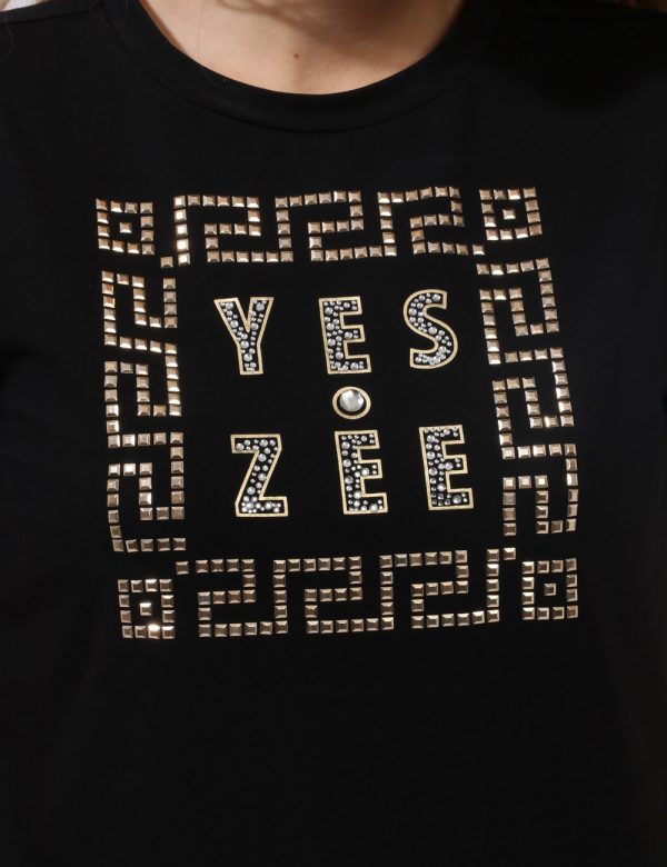 T-shirt Yes Zee Nero - T-shirt su base nera con stampa logo brand in glitter dorati. La vestibilità è morbida e regolare. La