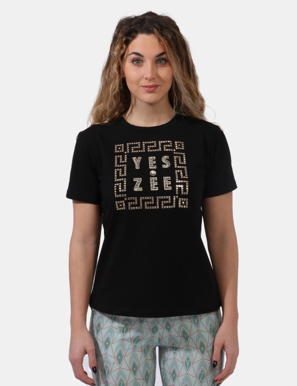 T-shirt Yes Zee Nero - T-shirt su base nera con stampa logo brand in glitter dorati. La vestibilità è morbida e regolare. La
