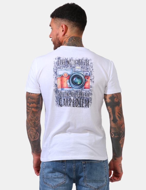 T-shirt Yes Zee Bianco - T-shirt su base bianca con stampa stilizzata fotocamera Follow your Dreams. La vestibilità è morbid