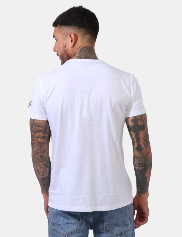 T-shirt Yes Zee Bianco - T-shirt su base bianca con stampa logo brand stilizzato in patch coordinati. La vestibilità è morbi