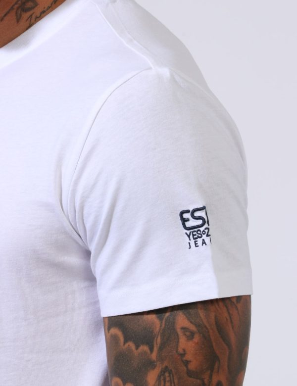 T-shirt Yes Zee Bianco - T-shirt su base bianca con stampa logo brand stilizzato in patch coordinati. La vestibilità è morbi