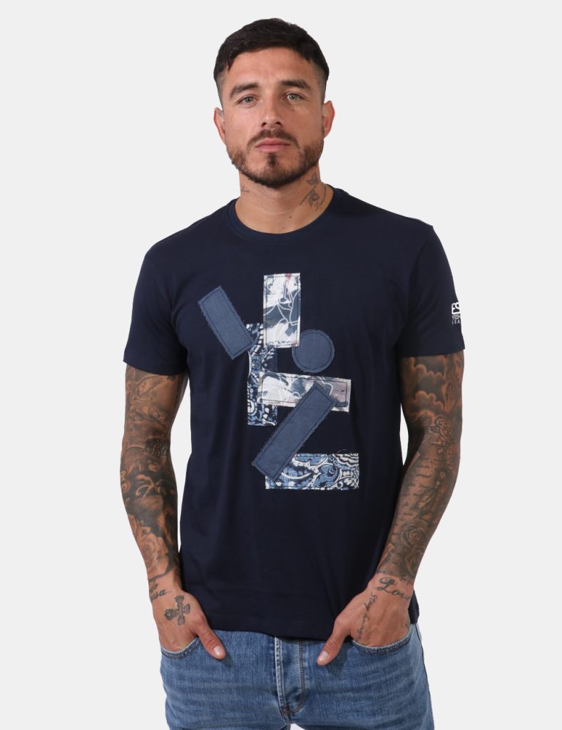 T-shirt Yes Zee Blu - T-shirt su base blu navy con stampa logo brand stilizzato in patch coordinati. La vestibilità è morbid