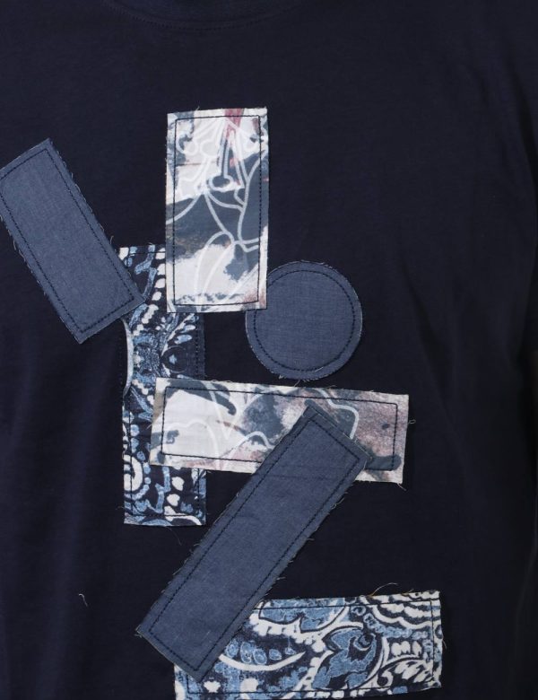 T-shirt Yes Zee Blu - T-shirt su base blu navy con stampa logo brand stilizzato in patch coordinati. La vestibilità è morbid