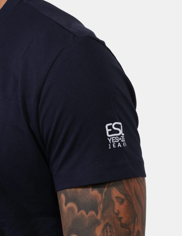 T-shirt Yes Zee Blu - T-shirt su base blu navy con stampa logo brand stilizzato in patch coordinati. La vestibilità è morbid