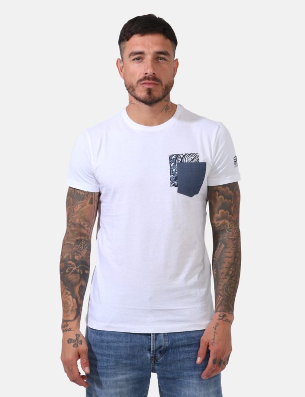 T-shirt Yes Zee Bianco - T-shirt in total bianco con taschino a toppa ad altezza cuore in tinta coordinata. La vestibilità è