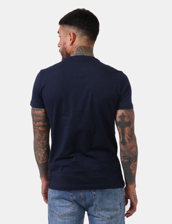 T-shirt Yes Zee Blu - T-shirt in total blu navy con taschino a toppa ad altezza cuore in tinta coordinata. La vestibilità è