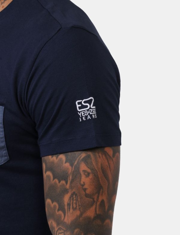 T-shirt Yes Zee Blu - T-shirt in total blu navy con taschino a toppa ad altezza cuore in tinta coordinata. La vestibilità è