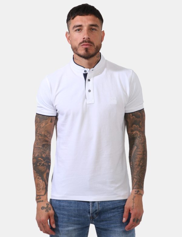 T-shirt Yes Zee Bianco - T-shirt simil polo in total bianco con profilo maniche e girocollo in blu navy. La vestibilità è mo